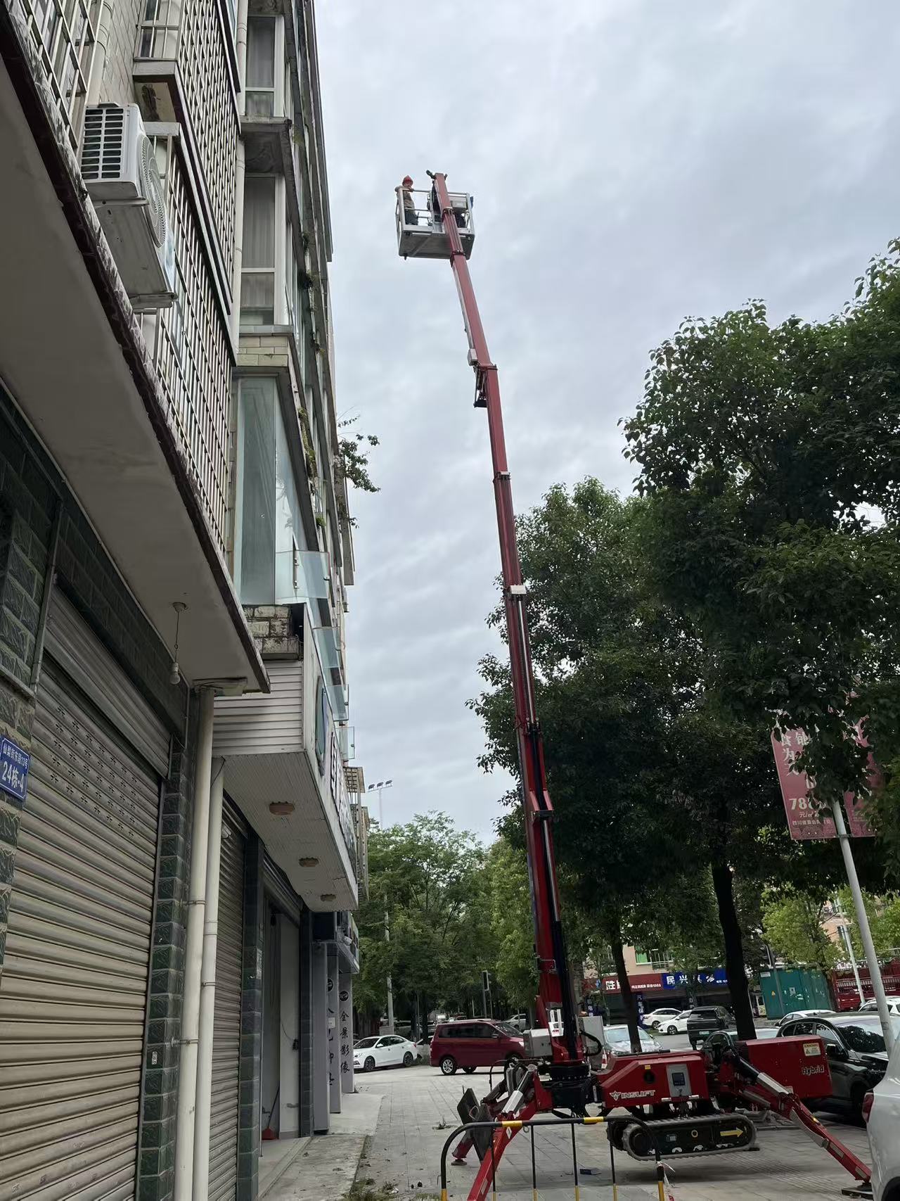 游仙社区小区窗户打胶